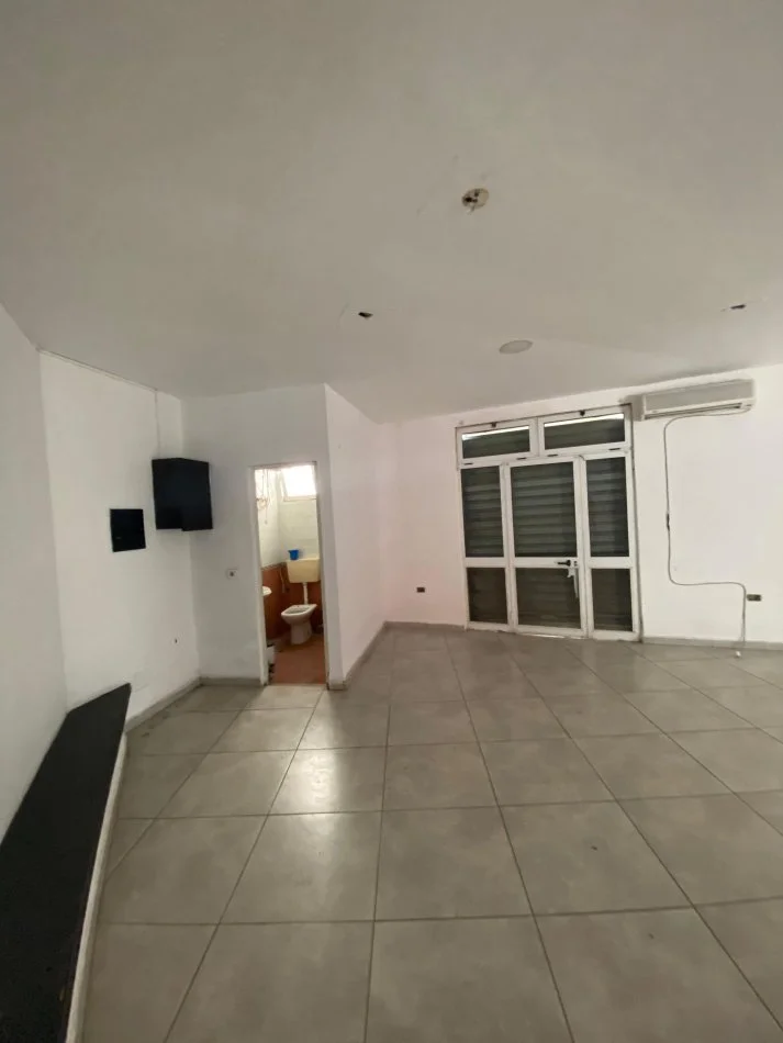 Tirane, jepet me qera dyqan Kati 0, 56 m² 600 € (Zogu i Zi)