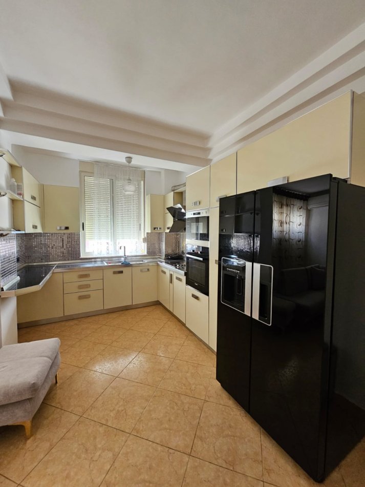 Tirane, jepet me qera apartament 2+1 Kati 2, 98 m² 550 € (Rruga Eduart Mano)