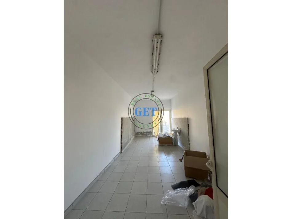 Durres, jap me qera ambjent biznesi Kati 3, 2.000 m² 2.800 € (shkozet)