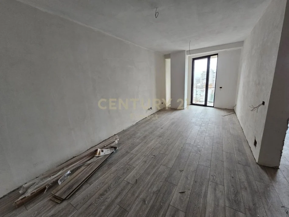 Tirane, shitet apartament 1+1 Kati 5, 75 m² 165.000 € (Mine Peza)
