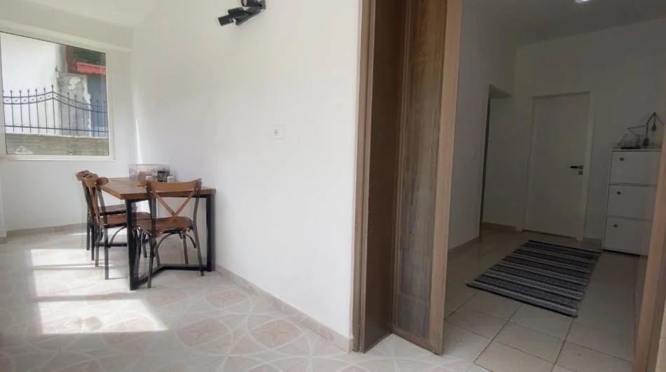 Tirane, jepet me qera shtepi 2+1+Ballkon Kati 1, 91 m² 600 € (rruga Sadik Petrela)