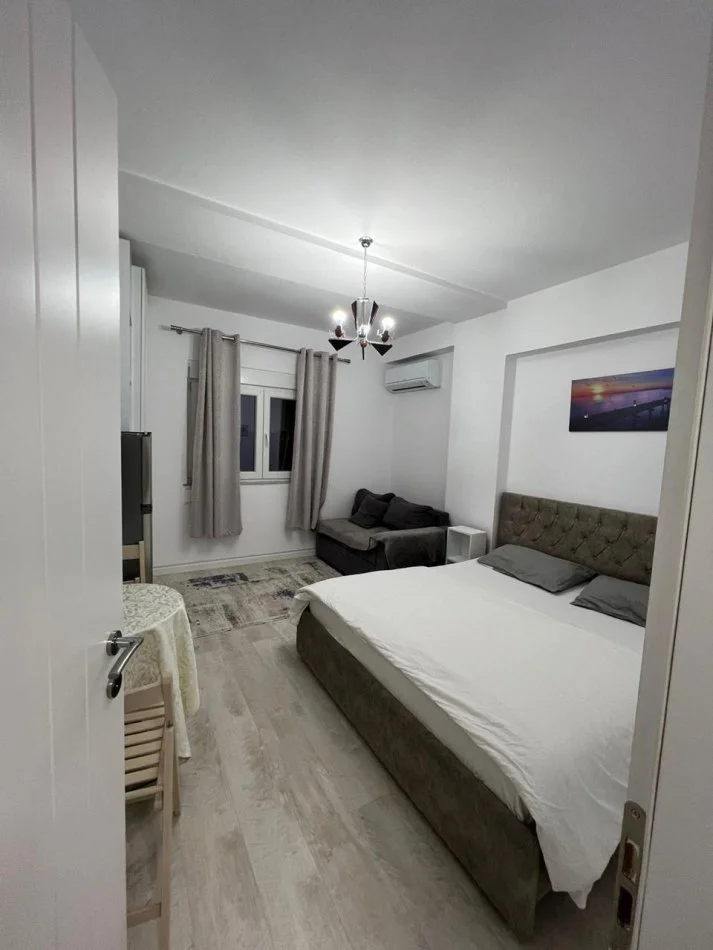 Tirane, jepet me qera apartament 1+1 , 40 m² 500 € (Deshmoret e lirise)