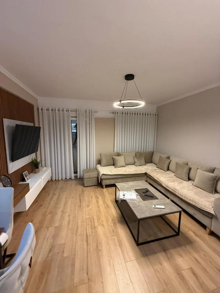 Tirane, jepet me qera apartament 2+1 , 500 € (Sauk)