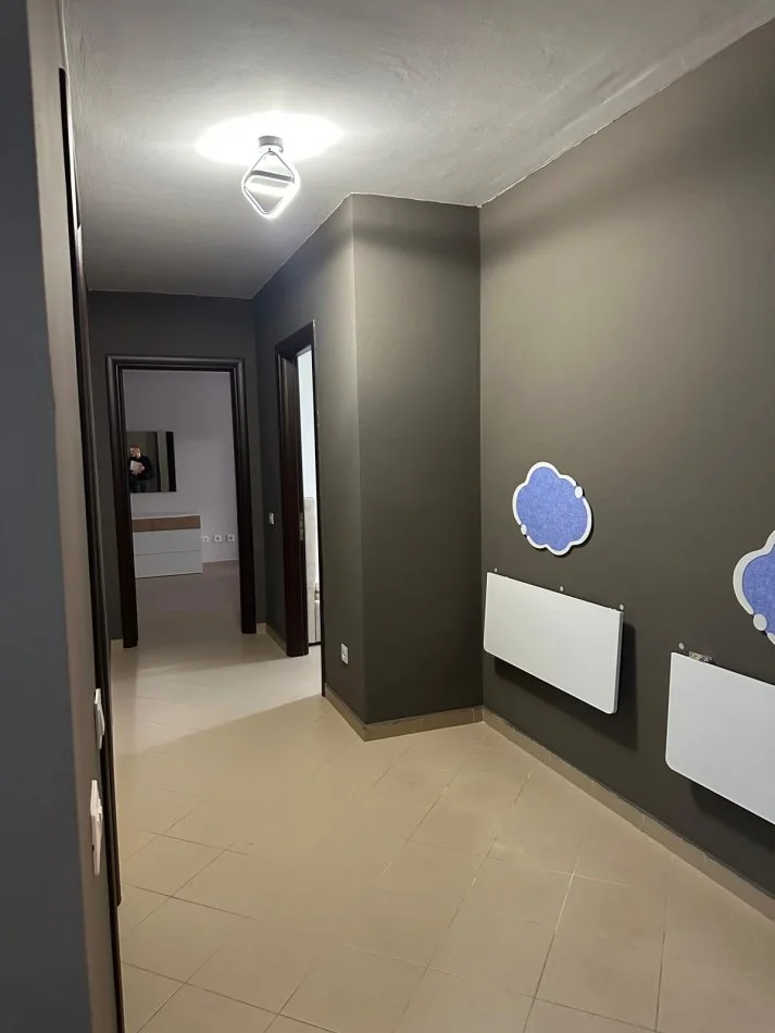 Tirane, jepet me qera apartament 2+1+Ballkon Kati 3, 100 m² 800 € (ish parku)