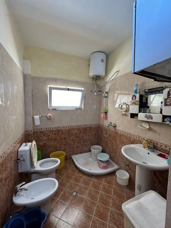 Tirane, jepet me qera 2+1 Kati 2, 80 m² 450 € (besim zyna)