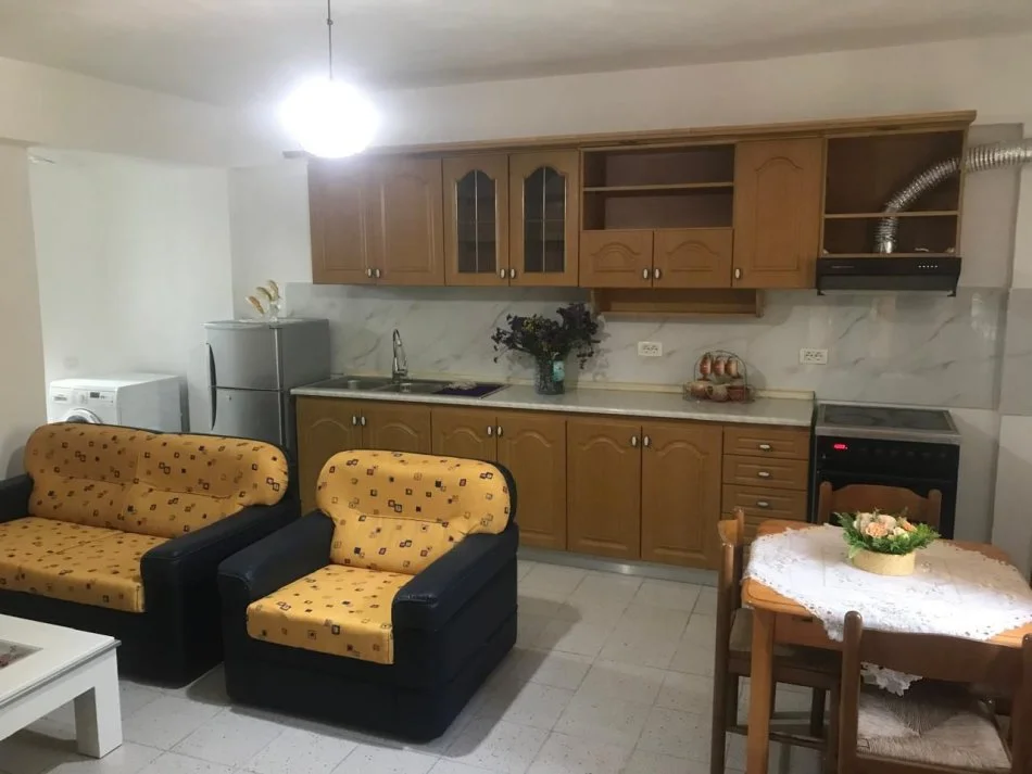 Tirane, jepet me qera apartament 1+1 Kati 1, 60 m² 380 € (Laprake)