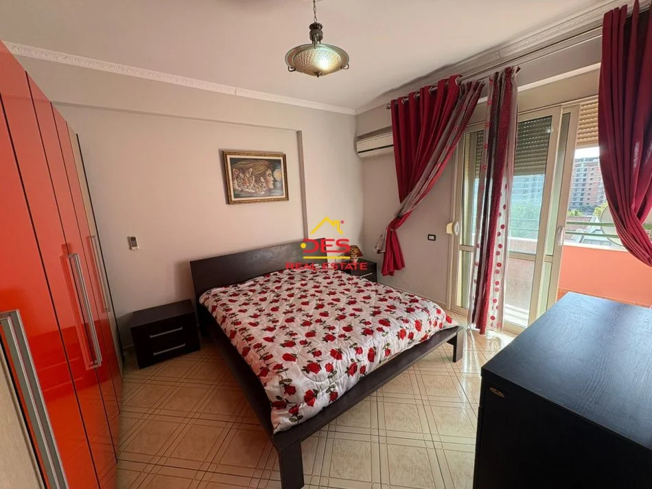 Vlore, jepet me qera apartament 2+1+Ballkon Kati 7, 110 m² 450 € (Rruga Zaho Koka)