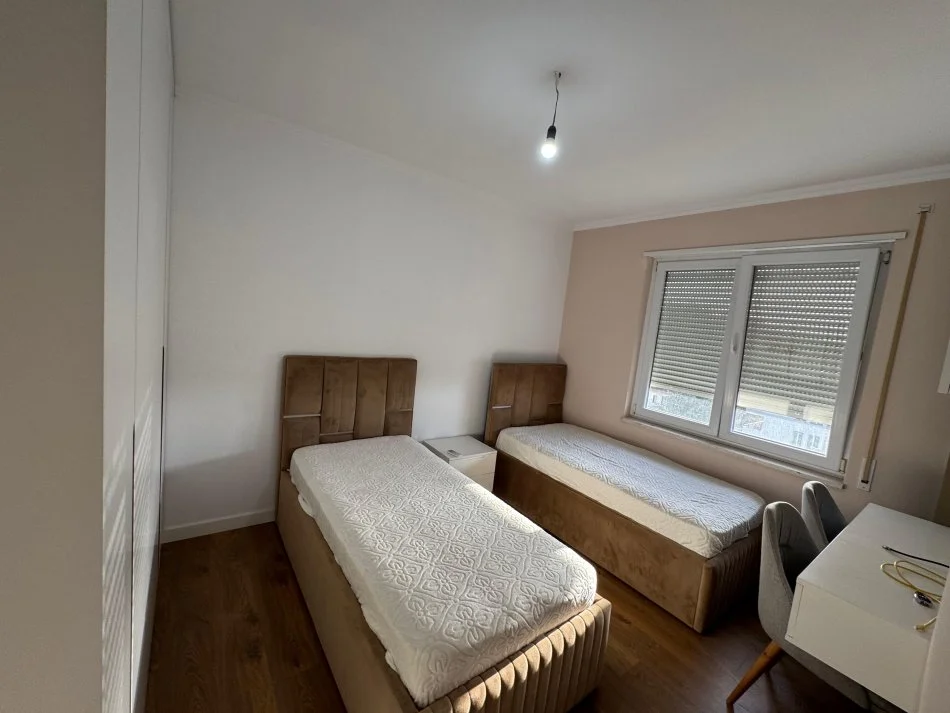 Tirane, jepet me qera apartament 2+1 Kati 4, 100 m² 900 € (Rruga e Elbasanit)