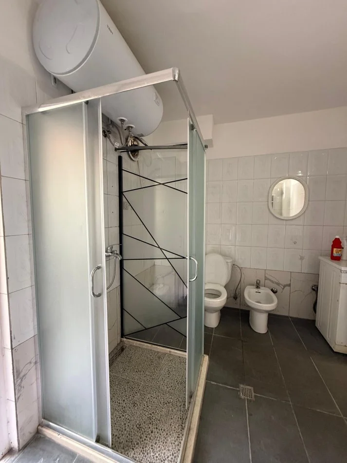 Tirane, jepet me qera apartament 3+1+Ballkon Kati 2, 93 m² 600 € 