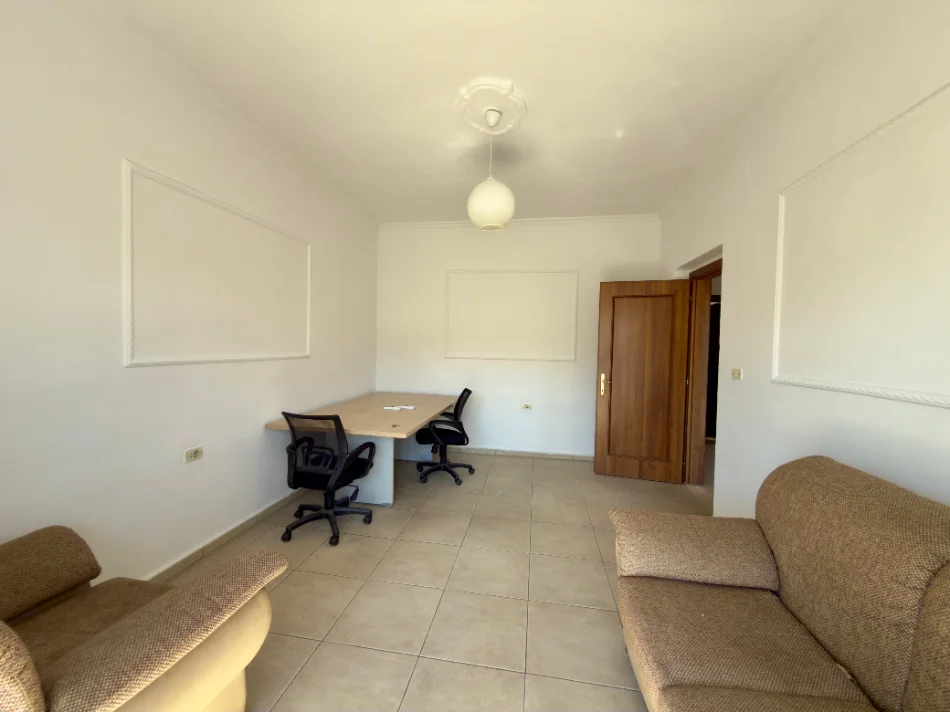 Tirane, jepet me qera apartament 2+1+Ballkon Kati 4, 65 m² 400 € (Bulevardi zogu i Pare)