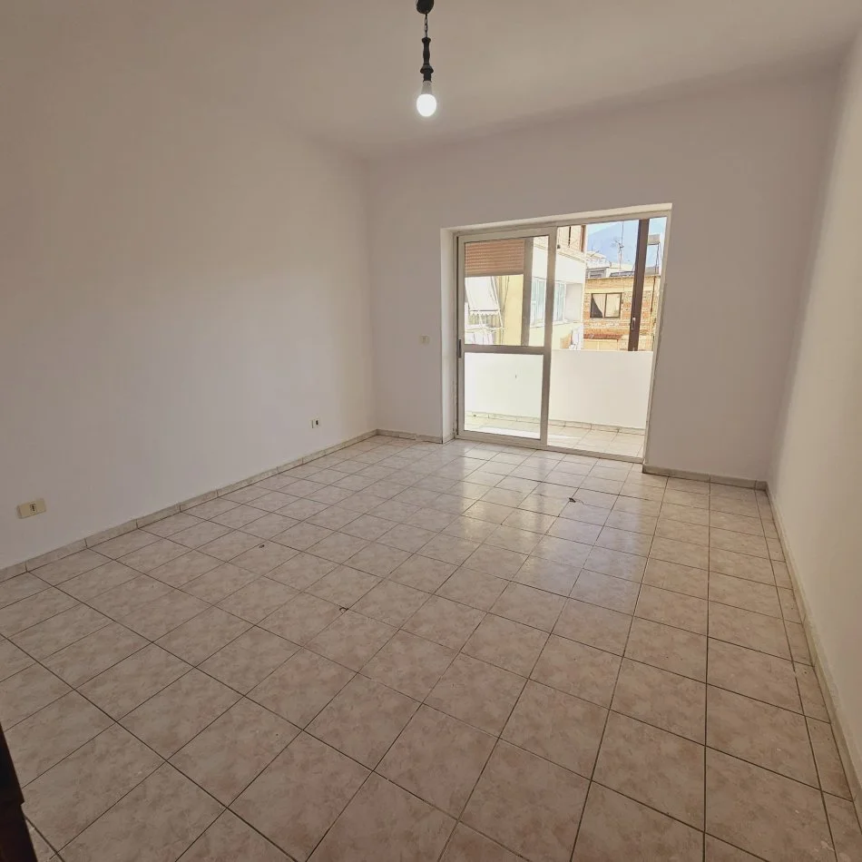 Tirane, shitet apartament 2+1+Ballkon Kati 3, 100 m² 135.000 € (Bulevardi Zhan Dark,prane Ministrise Jashtme)