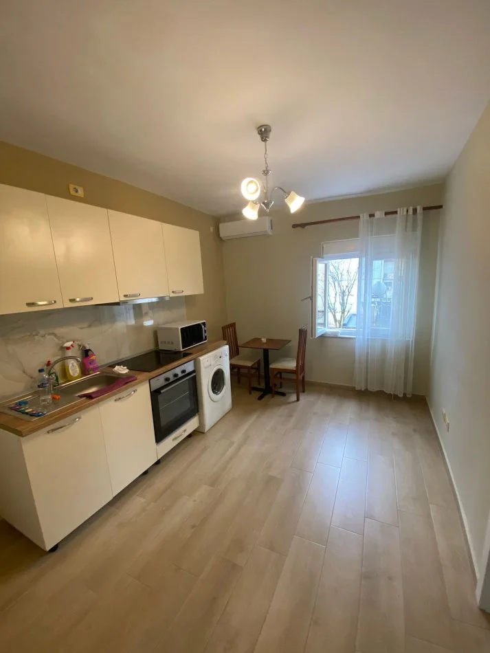 Tirane, jepet me qera apartament 1+1 Kati 5, 75 m² 430 € (Rruga Naim Frasheri, Rruga e Kavajes, 21 Dhjetori, prane Hotel Villa 22.)