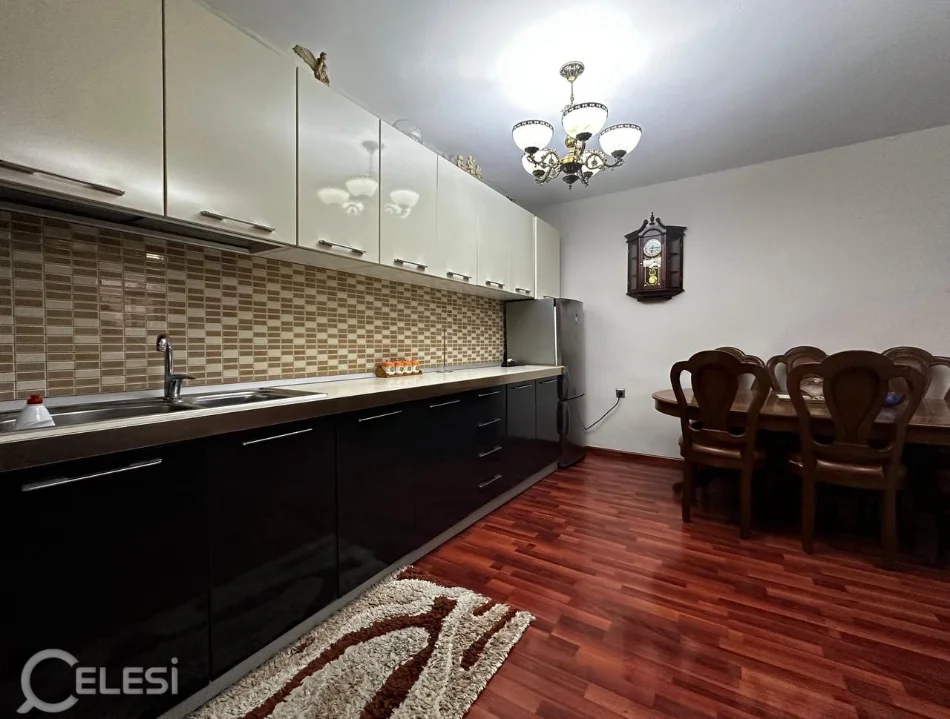 Tirane, jepet me qera apartament 2+1+Ballkon Kati 5, 100 m² 550 € (Rruga fortuzi)