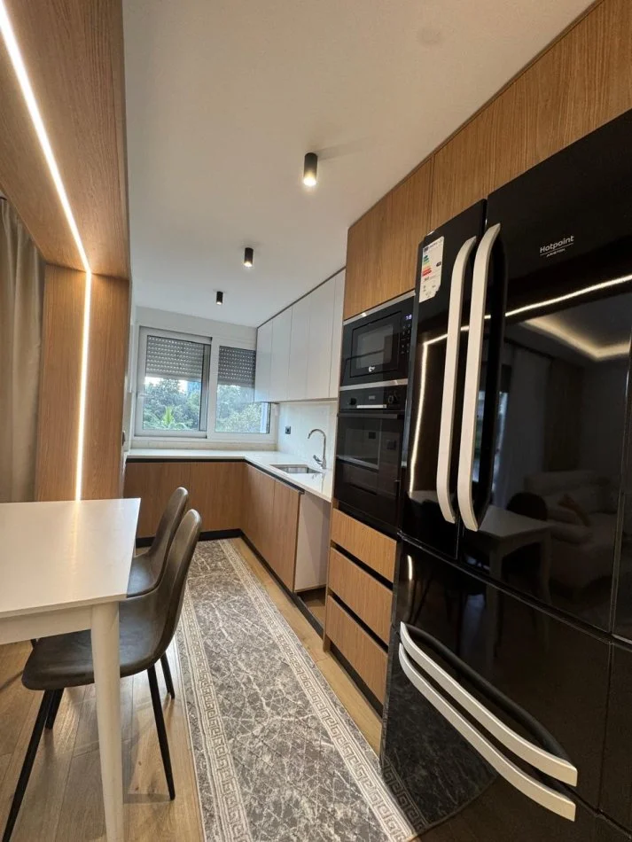 Tirane, jepet me qera apartament 1+1+Ballkon Kati 2, 900 € (Qender, Piazza)