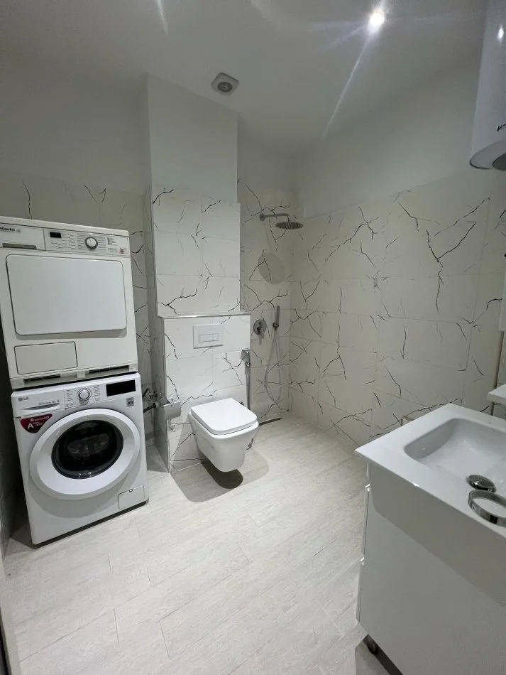 Tirane, jepet me qera garsonier 1+1 Kati 0, 29 m² 400 € (Rruga Barrikadave)