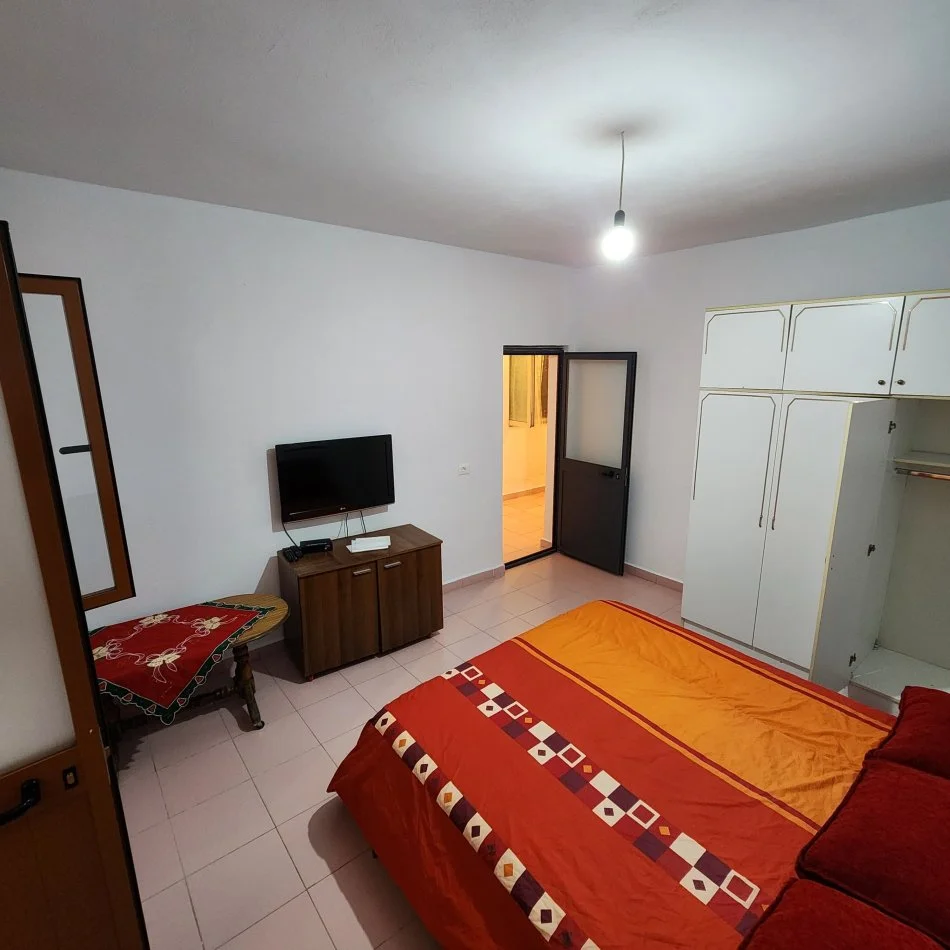 Tirane, jepet me qera apartament 1+1 Kati 1, 70 m² 330 € (Allias)