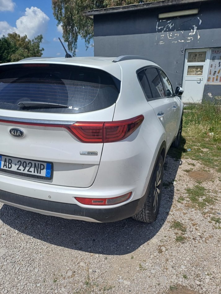Tirane, shes makine KIA sport Nafte, e bardhë, automatike, me Kondicioner, me 205.000 km  per 11.500 € .