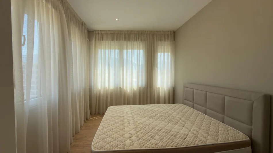 Tirane, jepet me qera apartament 1+1 Kati 8, 65 m² 600 € (Ali Demi)