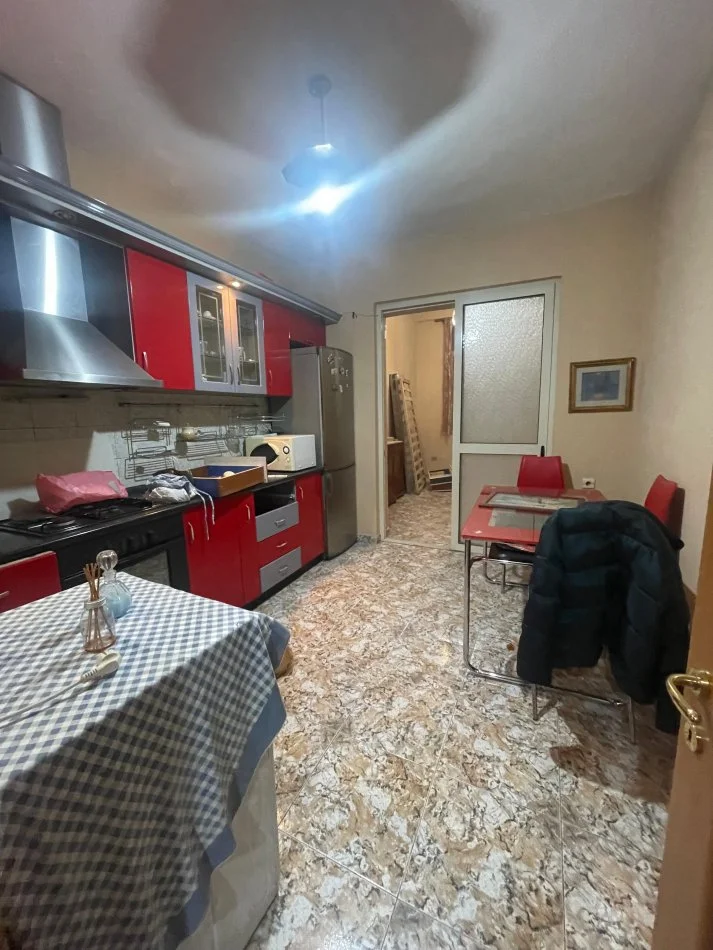 Tirane, apartament 2+1+Ballkon Kati 4, 80 m² (Rruga e Durresit)