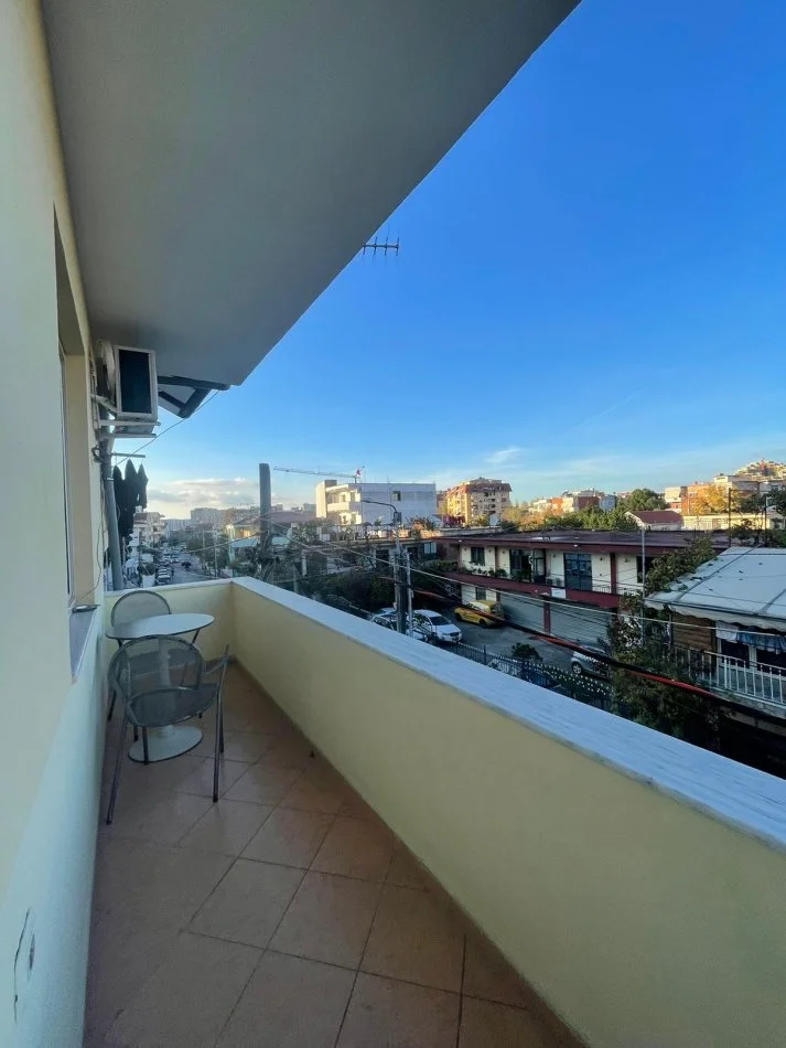 Tirane, jepet me qera apartament 1+1 , 550 € (Artan Lenja)