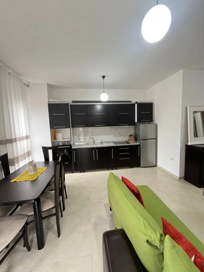 Tirane, jepet me qera apartament 1+1+Ballkon Kati 2, 70 m² 500 € (RRUGA 5 MAJ)
