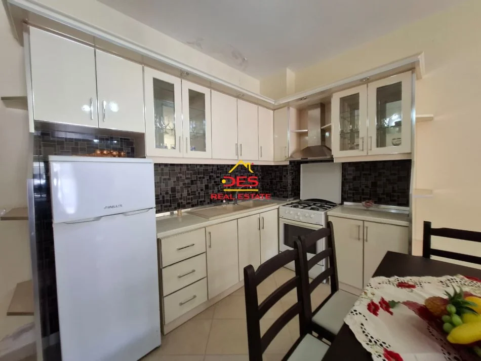 Vlore, jepet me qera apartament 1+1+Ballkon Kati 5, 70 m² 350 € (Rruga Sazani)