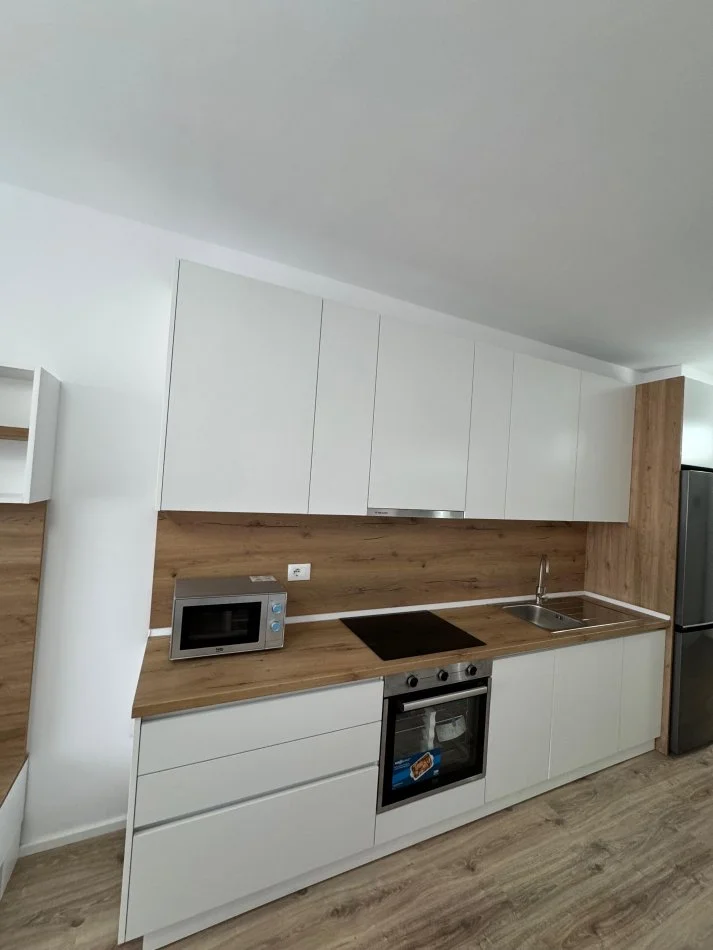 Tirane, jap me qera apartament 1+1 Kati 3, 500 € (Perballe Amerikan 3)