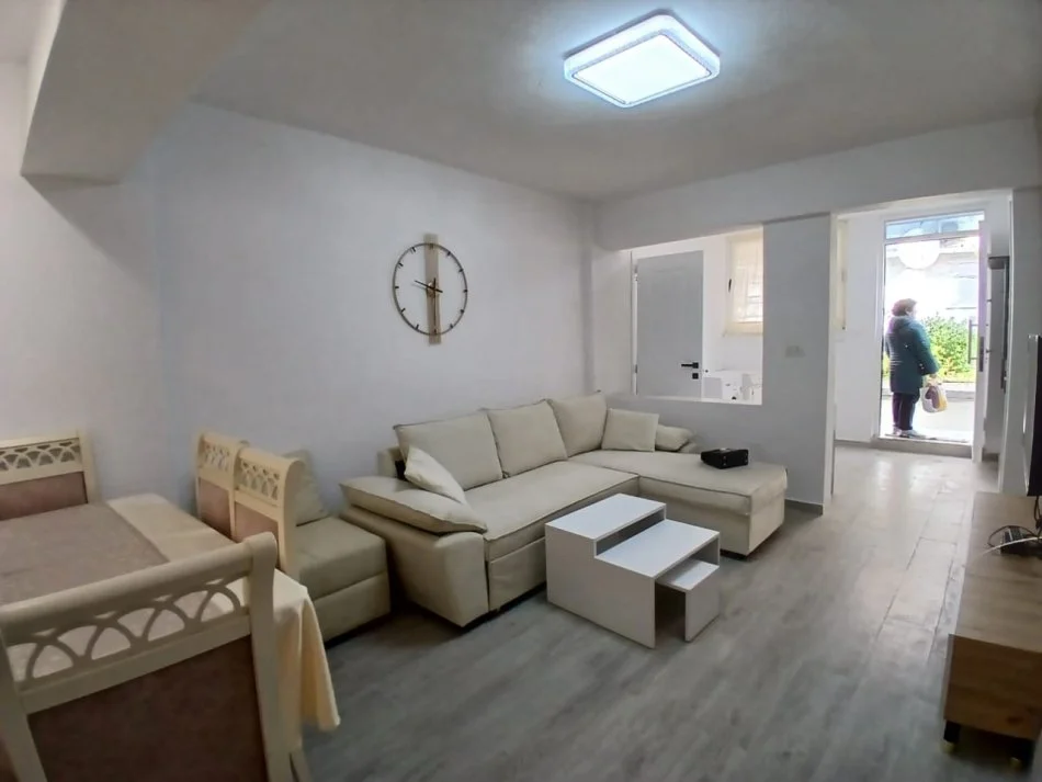 Tirane, jepet me qera apartament 2+1 Kati 1, 80 m² 550 € (rruga Muhamed Gjollesha)