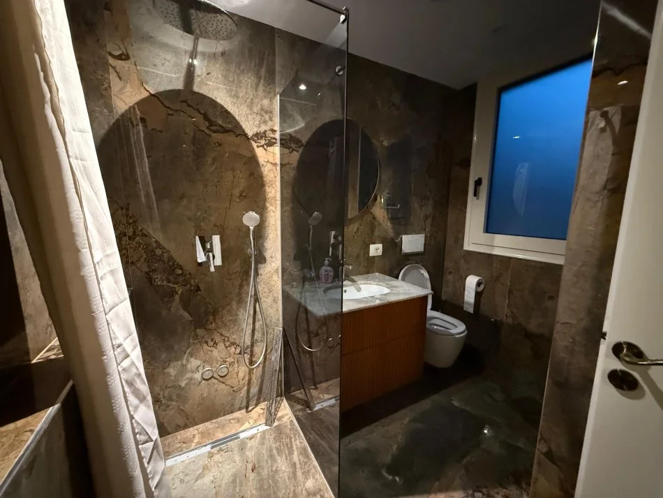 Tirane, jepet me qera apartament 3+1+Ballkon Kati 2, 192 m² 1.200 € (RRUGA BLLOKU I VILAVE)