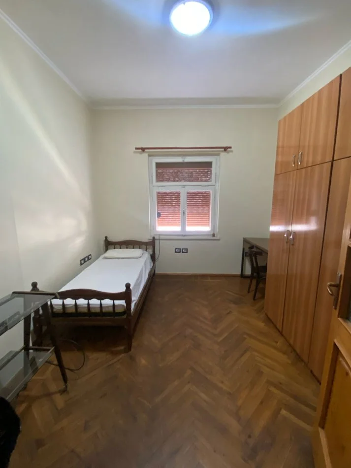 Tirane, jepet me qera apartament 2+1+Ballkon Kati 5, 100 m² 550 € (Libri Universitar)