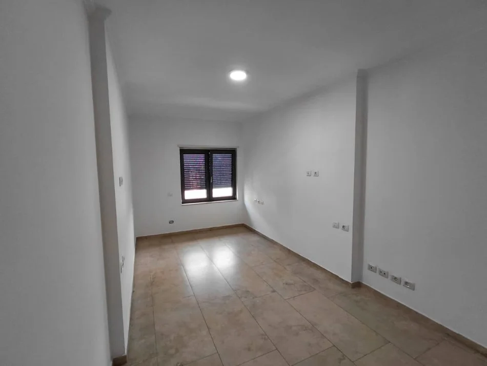 Tirane, jap me qera zyre Kati 5, 131 m² 1.300 € 