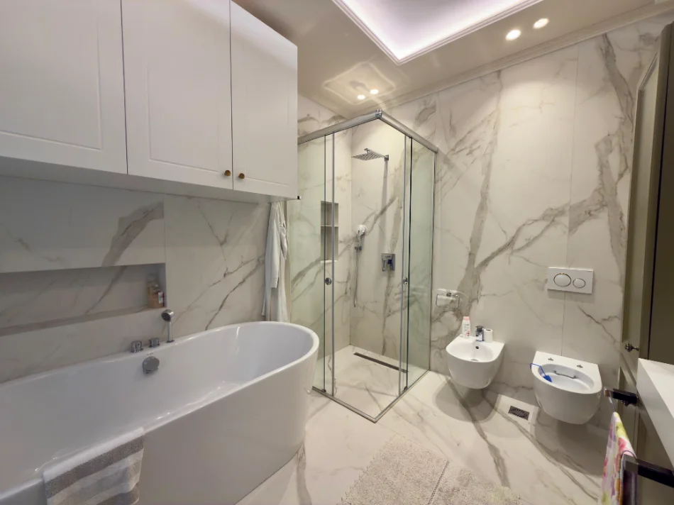 Tirane, jepet me qera apartament 2+1+Ballkon Kati 2, 110 m² 2.000 € (Joy Residence)