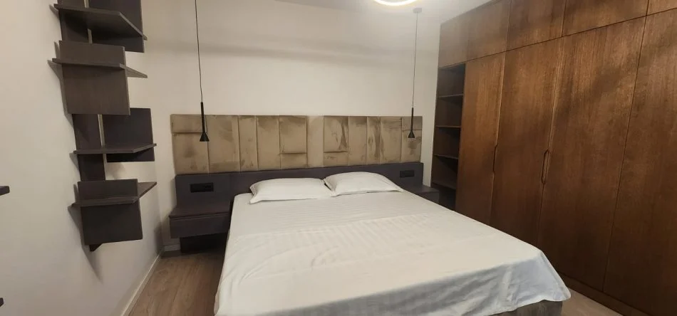 Tirane, jepet me qera apartament 1+1 Kati 6, 750 € (ne Qender)