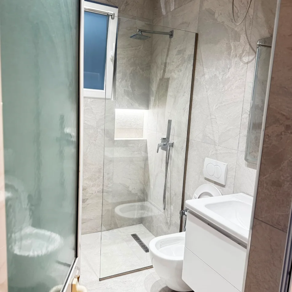 Tirane, jepet me qera apartament 1+1 Kati 1, 60 m² 500 € (5 Maj prane Concord Center)