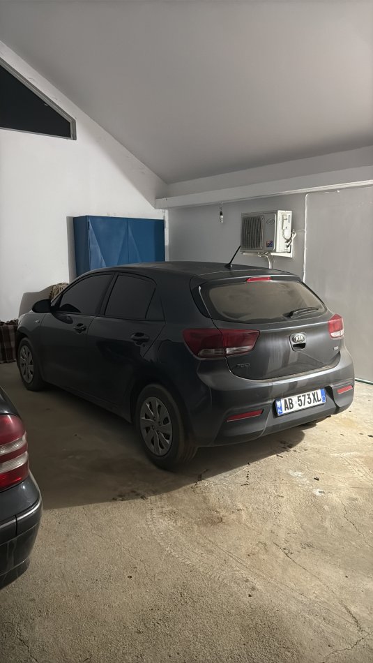 Tirane, shes makine Kia rio Nafte, gri e erret manuale Kondicioner 7.500 €
