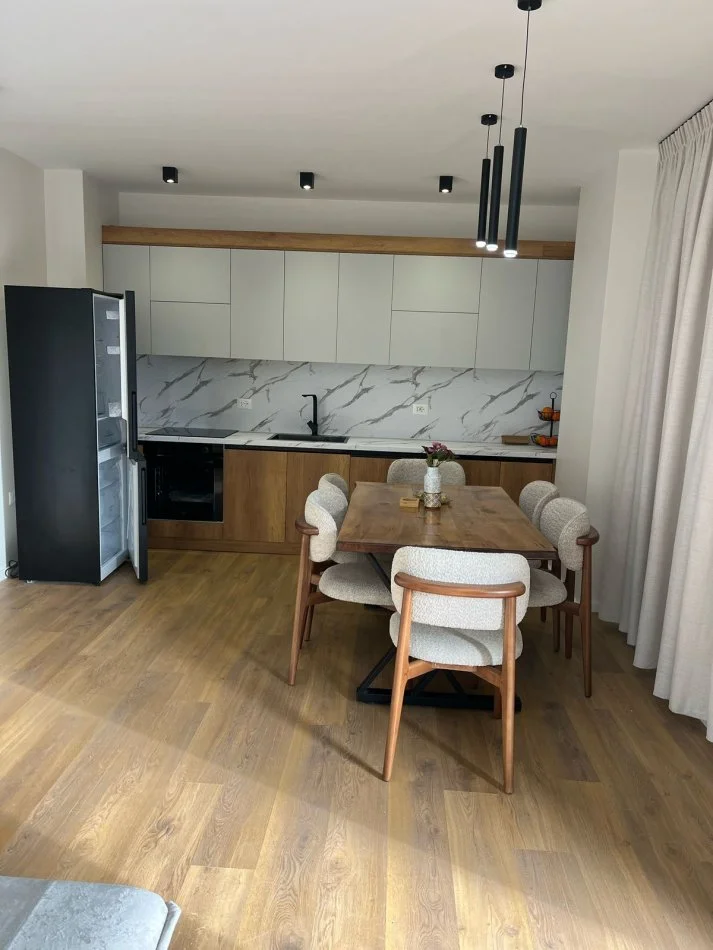 Tirane, jepet me qera apartament 2+1+Ballkon , 110 m² 800 € (Don Bosko)