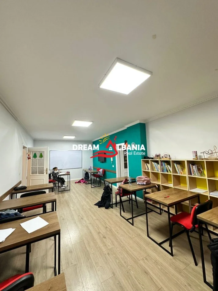 Tirane, jepet me qera zyre Kati 2, 170 m² 2500 € (ne Bllok)