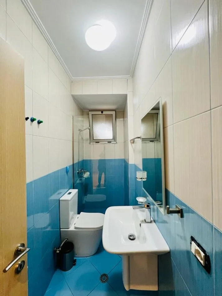 Tirane, jepet me qera apartament 2+1+Ballkon Kati 10, 90 m² 700 € (Komuna e Parisit)