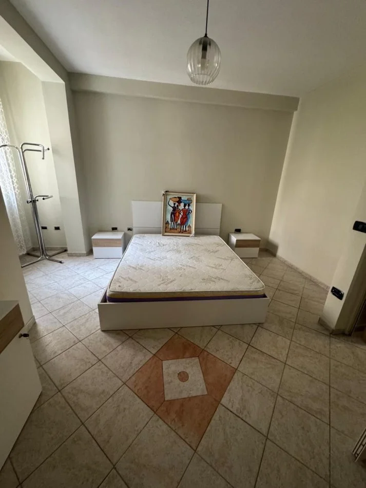 Tirane, jepet me qera apartament duplex 1+1 Kati 3, 500 € (Rruga e kavajes)
