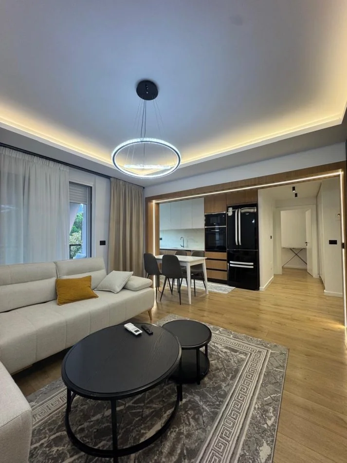 Tirane, jepet me qera apartament 1+1+Ballkon Kati 2, 900 € (Qender, Piazza)