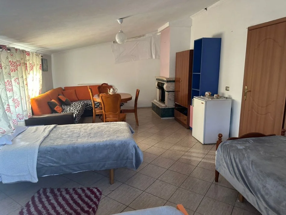 Tirane, jepet me qera Vile 3 Katshe Kati 0, 1.600 m² 2.500 € (SAUK)