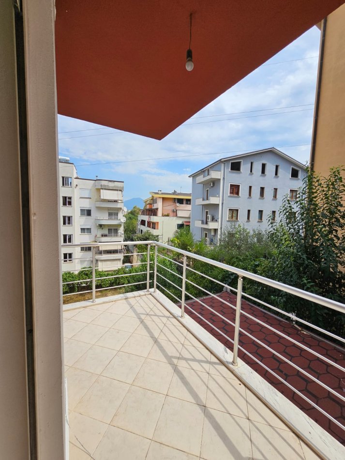 Tirane, jepet me qera apartament 2+1 Kati 2, 98 m² 550 € (Rruga Eduart Mano)