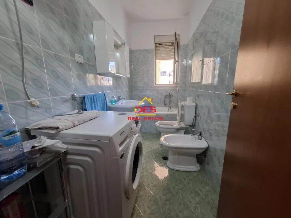 Vlore, jepet me qera apartament 2+1+Ballkon Kati 8, 120 m² 500 € (Rruga Sadik Zotaj)