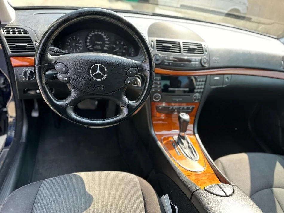 Tirane, shes makine Mercedes Benz E-200 Nafte, blu automatik Klima 200.000 km 5.600 €