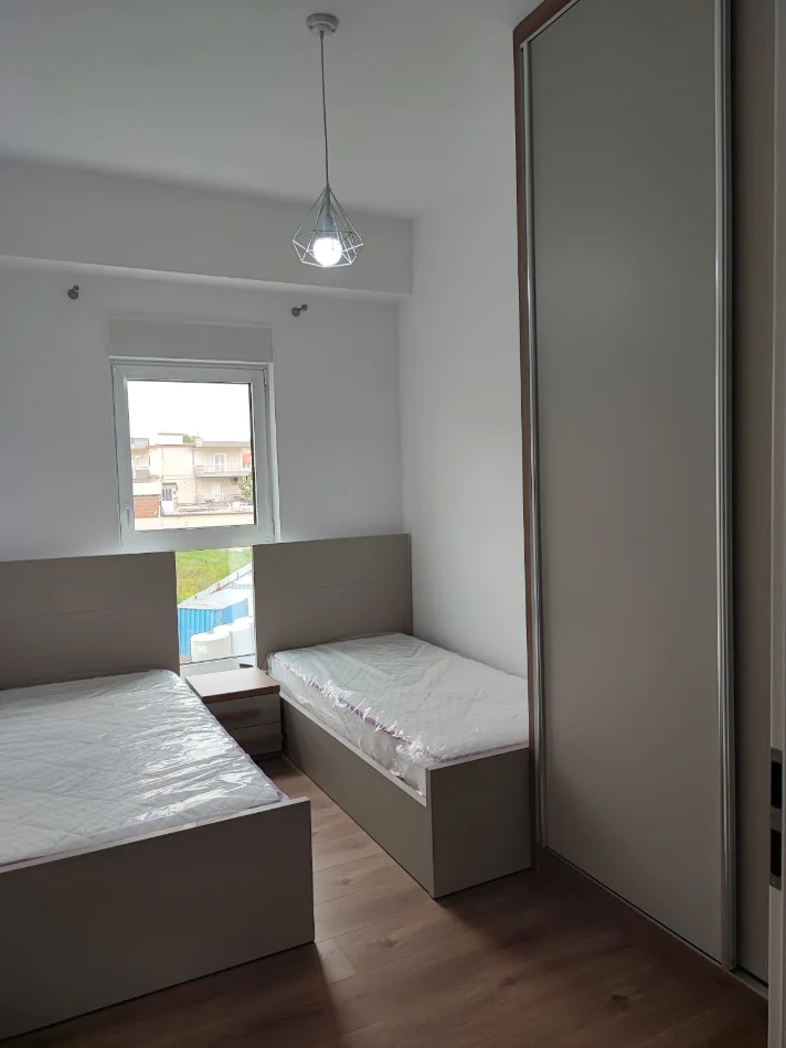 Tirane, jepet me qera apartament 2+1+Ballkon Kati 4, 100 m² 500 € (Ali Demi)