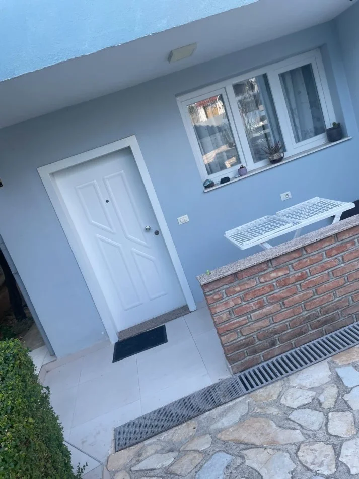 Tirane, jepet me qera apartament 1+1 Kati 0, 65 m² 300 € 