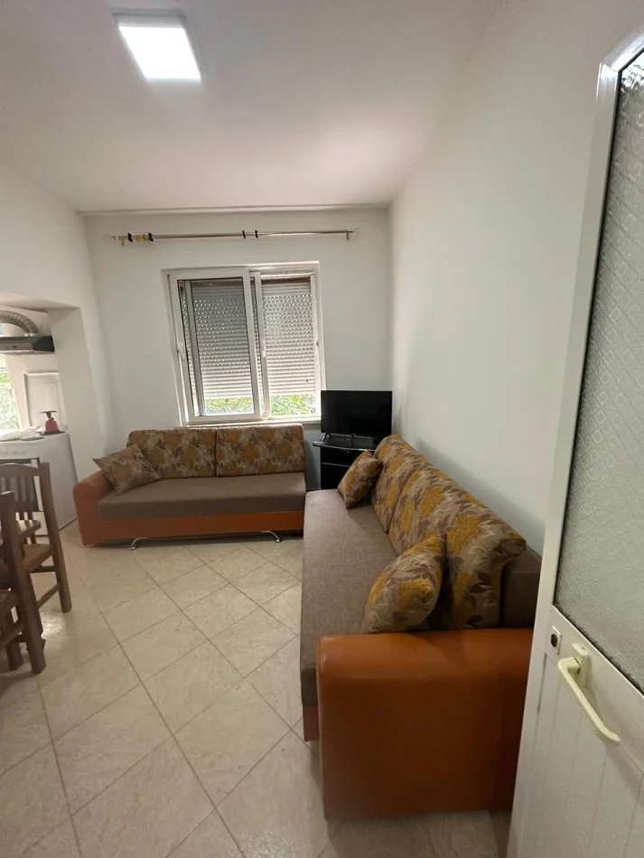 Tirane, jepet me qera apartament 2+1 , 70 € (Blloku)