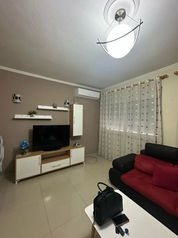 Tirane, jepet me qera apartament 1+1+Ballkon Kati 5, 350 € (Yzberisht Nela 6)