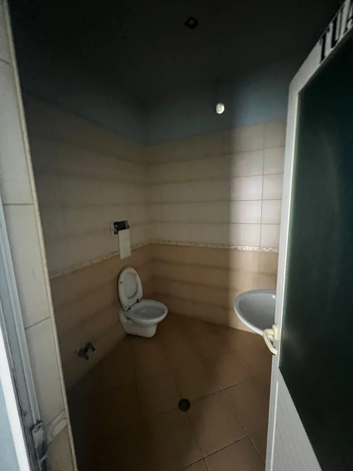 Tirane, jepet me qera ambjent biznesi Kati 0, 80 m² 600 € (Oxhaku)