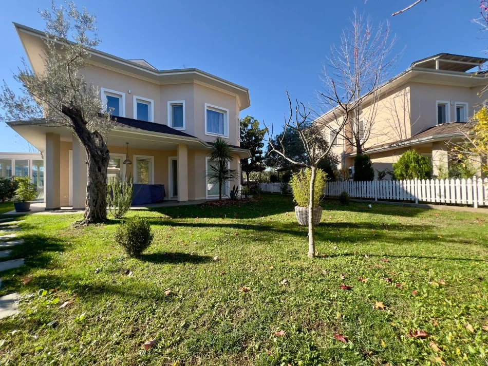 Tirane, jepet me qera Vile 5+1+Aneks+Ballkon , 593 m² 4.500 € (teg)